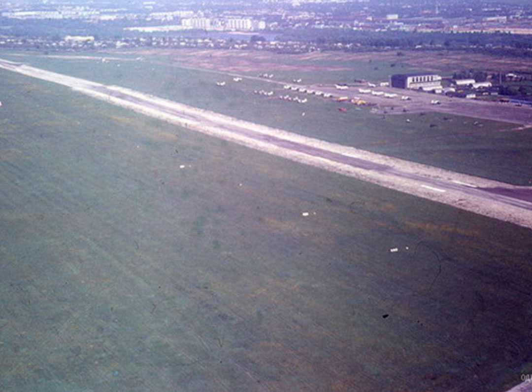 Взлетная полоса на старом аэропорту Брянска